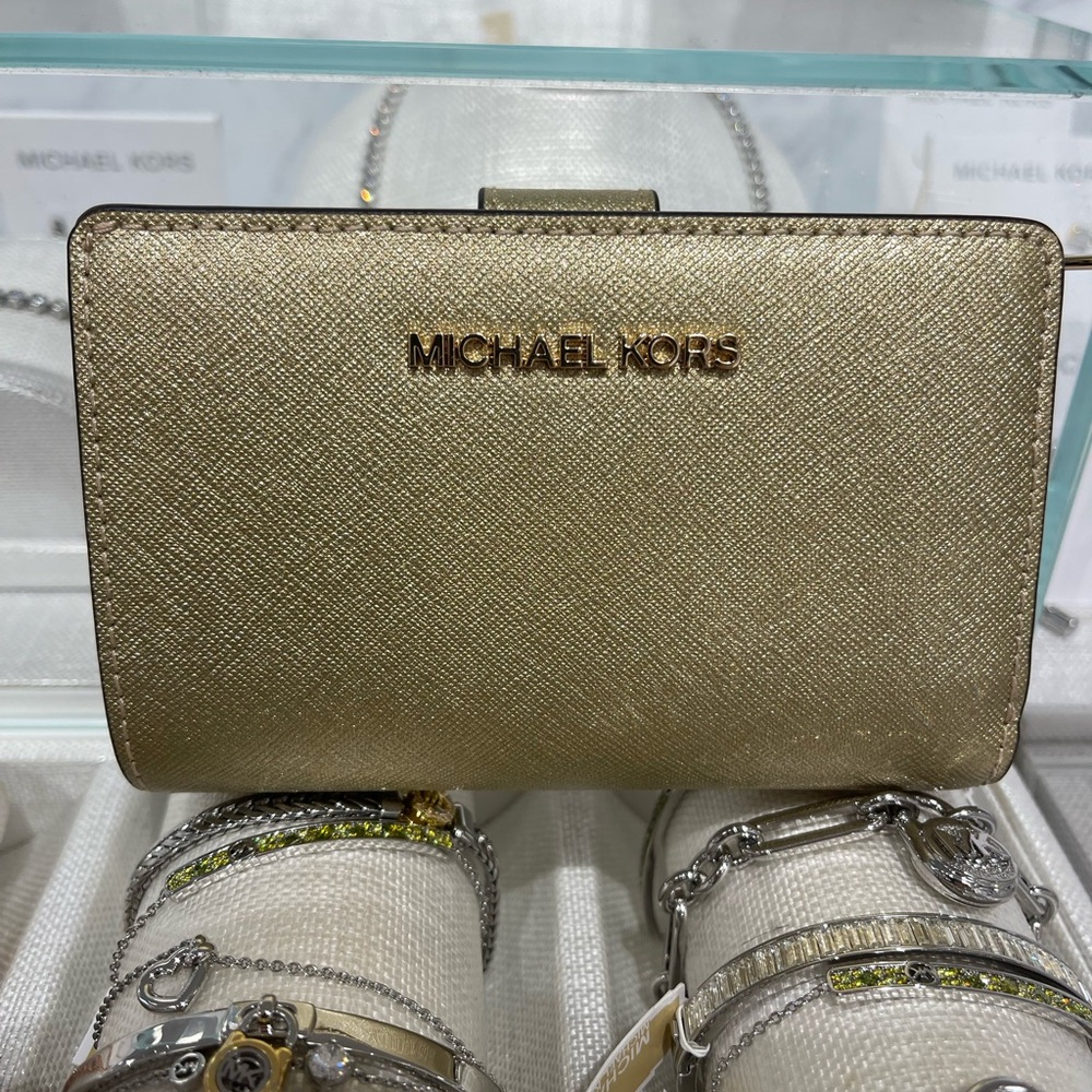 MICHAEL KORS Jet Set Md Zip CN Metallic Saffiano Leather BiFold Wallet
Pale Gold